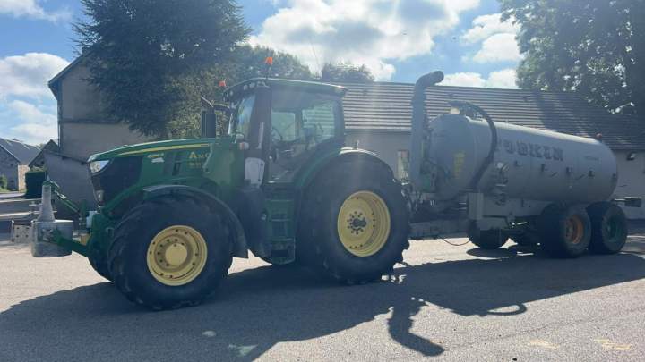 Tracteur agricole attelé à une citerne-remorque Puy-de-Dôme