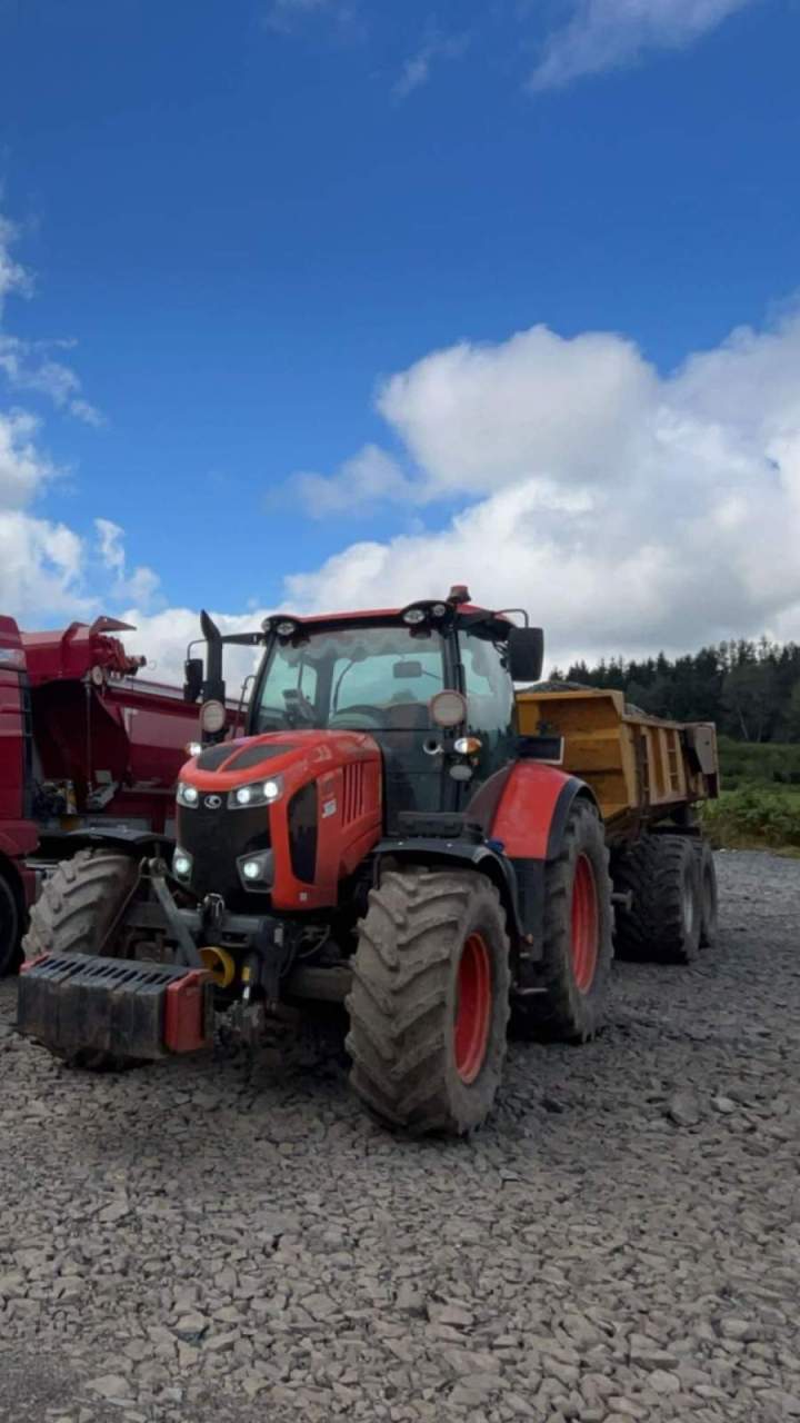 Tracteur agricole rouge avec benne Puy-de-Dôme