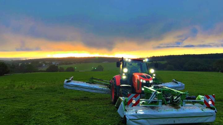 Tracteur agricole équipé d’une faucheuse Puy-de-Dôme