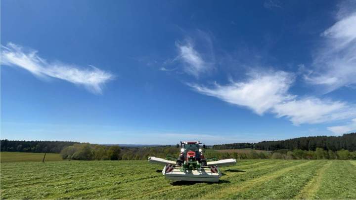 Tracteur agricole équipé d’une faucheuse large Puy-de-Dôme